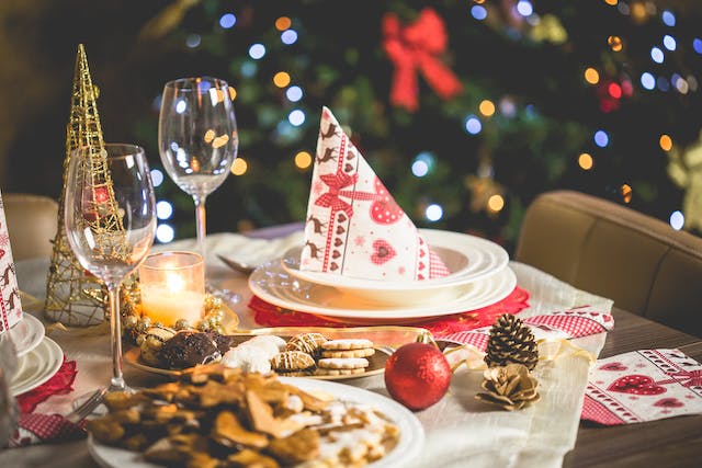 A table with food and Christmas decorations