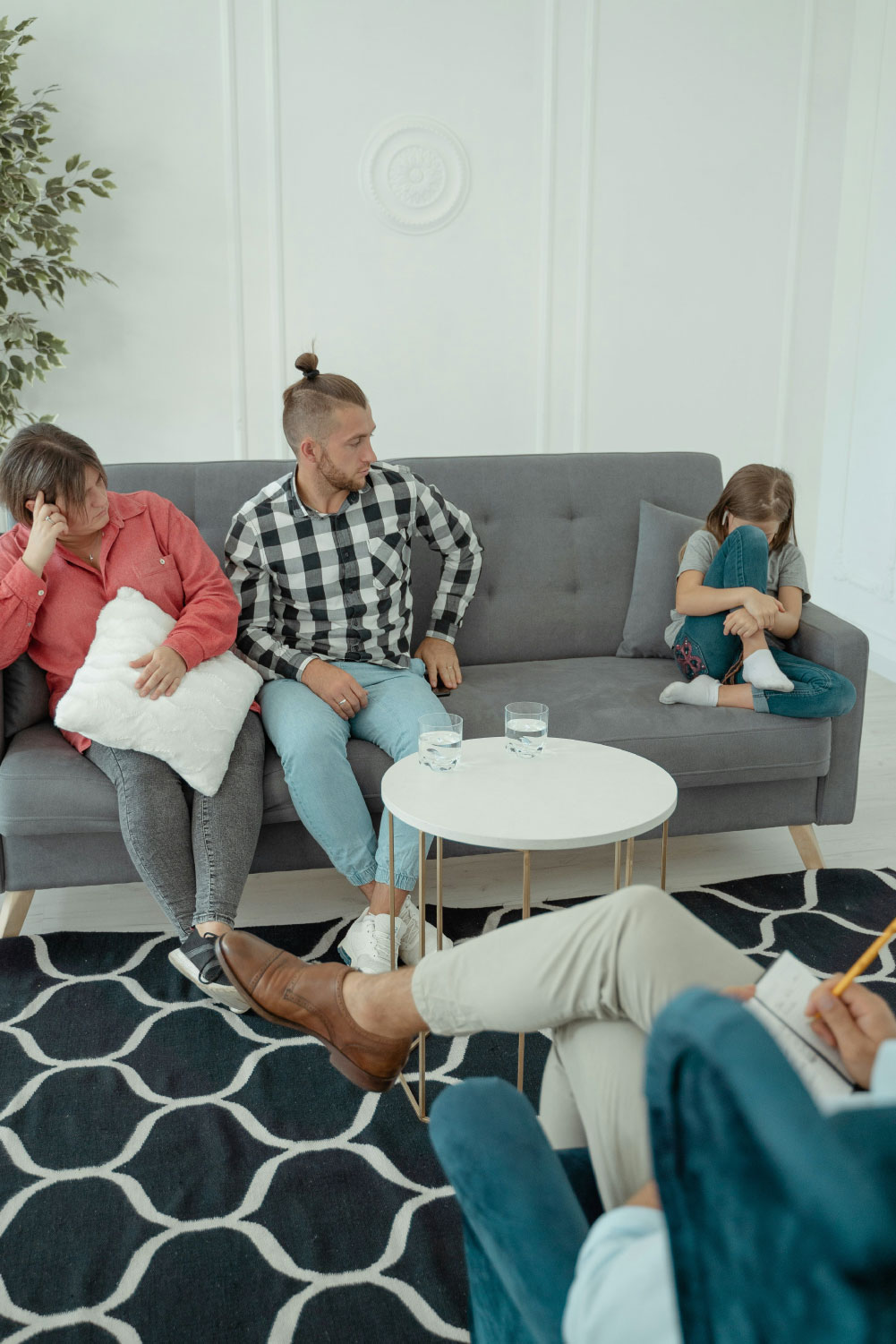 New Jersey Family Therapy at Behaved Brain family having a therapy session with a young teenage daughter